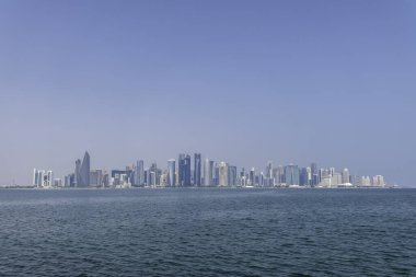 Doha, Katar, 1 Kasım 2023. Deniz manzaralı gökdelenler