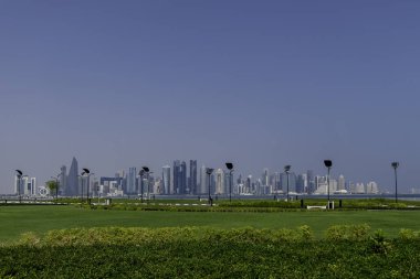 Doha, Katar, 1 er Kasım 2023. Vue des gratte-ciel milletvekili des jardins