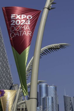 Doha, Katar, 31 Ekim 2023, Expo 2023, Bahçıvanlık Sergisi, yol boyunca gökdelenler manzaralı.