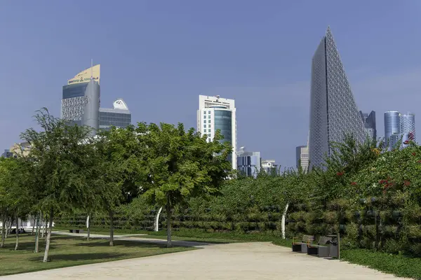 Doha Qatar Oktober 2023 Utsikt Över Skyskraporna Från Bidda Park Royaltyfria Stockfoton