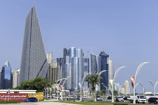 Doha Qatar Oktober 2023 Vägen Till Skyskrapor Med Reklam För Stockbild