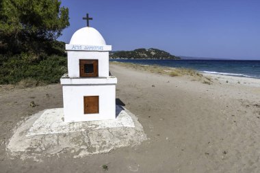 Possidi, Yunanistan, 21 Temmuz 2023. Possidi sahilindeki küçük beyaz şapel..