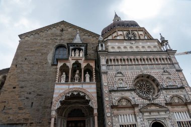 Bergamo, İtalya, 1 Ağustos 2023. Colleoni Kilisesi, Santa Maria Maggiore Bazilikası 'na karşı inşa edilmiş bir kilisedir..