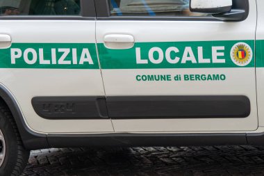 Bergamo, İtalya, 1 Ağustos 2023. Bergamo belediyesinin yerel polis arabası