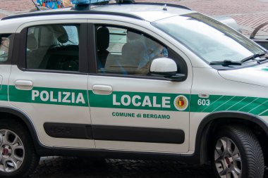 Bergamo, İtalya, 1 Ağustos 2023. Bergamo belediyesinin yerel polis arabası