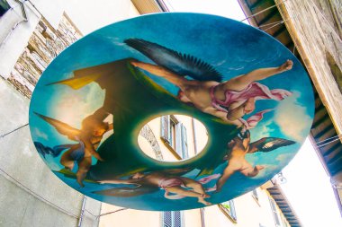 Bergamo, İtalya, 1 Ağustos 2023. Yukarı Bergamo 'da caddenin üstünde asılı sanat eserleri