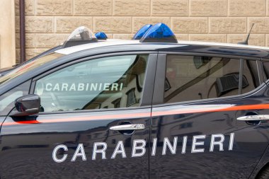 Bergamo, İtalya, 1 Ağustos 2023. Jandarma arabası şehrin sokaklarında