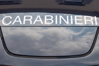 Bergamo, İtalya, 1 Ağustos 2023. Jandarma arabası şehrin sokaklarında