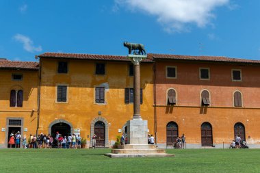 İtalya, Pisa, 26 Temmuz 2023. Roma Dişi Kurt, Romulus ve Remus heykeli ile Opera della Primaziale Pisana