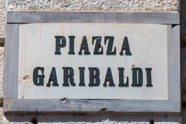 İtalya, Pisa, 26 Temmuz 2023. Garibaldi sokak adı şehir duvarında