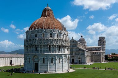 İtalya, Pisa, 26 Temmuz 2023. Piazza dei Miracoli ya da Pisa Katedral Meydanı, dini, sanatsal ve turistik bir merkezdir..