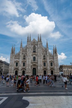 Milan, İtalya, 31 Temmuz 2023. Milan Katedrali (İngilizce: Milan Cathedral, resmi adı: Metropolitan Cathedral of the Holy Virgin Mary) Piazza del Duomo 'da yer alan bir katedral.