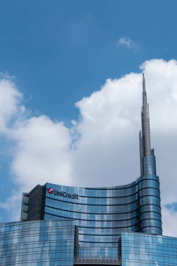 Milan, İtalya, 31 Temmuz 2023. Unicredit bankasının gökdeleni.