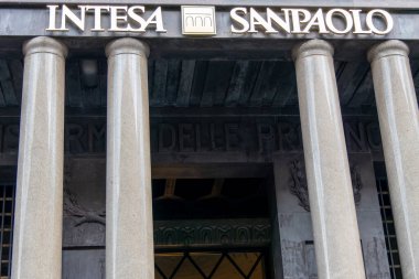 Milan, İtalya, 31 Temmuz 2023. Intesa Sanpaolo Bankası 'nın cephesi