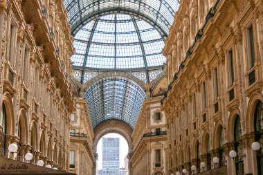 Milan, İtalya, 31 Temmuz 2023. Galleria Vittorio Emanuele II, Milano 'nun merkezinde barok eğilimi olan neoklasik tarzda prestijli tarihi bir alışveriş merkezi.