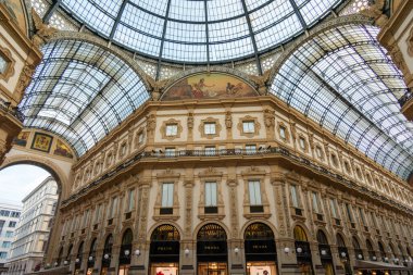 Milan, İtalya, 31 Temmuz 2023. Galleria Vittorio Emanuele II, Milano 'nun merkezinde barok eğilimi olan neoklasik tarzda prestijli tarihi bir alışveriş merkezi.