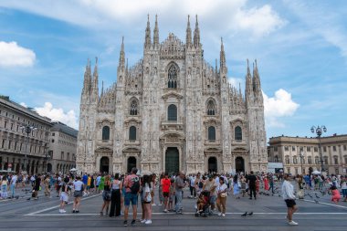 Milan, İtalya, 31 Temmuz 2023. Milan Katedrali (İngilizce: Milan Cathedral, resmi adı: Metropolitan Cathedral of the Holy Virgin Mary) Piazza del Duomo 'da yer alan bir katedral.