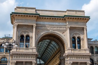 Milan, İtalya, 31 Temmuz 2023. Galleria Vittorio Emanuele II, Milano 'nun merkezinde barok eğilimi olan neoklasik tarzda prestijli tarihi bir alışveriş merkezi.