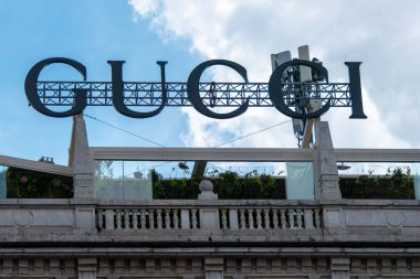 Milan, İtalya, 31 Temmuz 2023. Gucci, ODSweet Duomo otel binasına reklam veriyor.