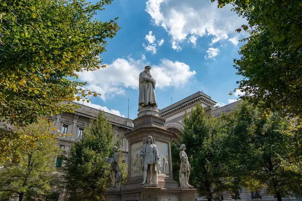 Milan, İtalya, 31 Temmuz 2023. Leonardo da Vinci Anıtı, Place de la Scala