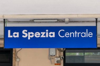 La Spezia, İtalya, 28 Temmuz 2023. La Spezia Merkez İstasyonu için işaret direği