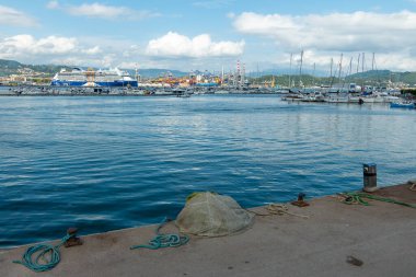 La Spezia, İtalya, 28 Temmuz 2023. Ünlü Sınır yolcu gemisiyle sanayi limanı