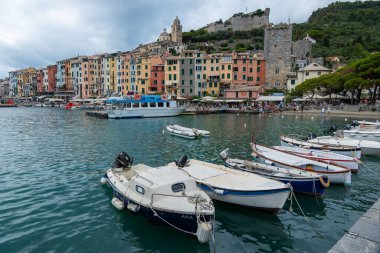 Portovenere, İtalya, 30 Temmuz 2023. Doria şatosu olan Portovenere köyünün bankadan görünüşü