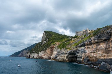 Portovenere, İtalya, 30 Temmuz 2023. Doria Kalesi, askeri kale, denizin ve köyün tepesinde.