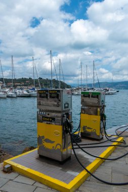 Portovenere, İtalya, 30 Temmuz 2023. Tekne tedarik etmek için Marina yakıt istasyonu