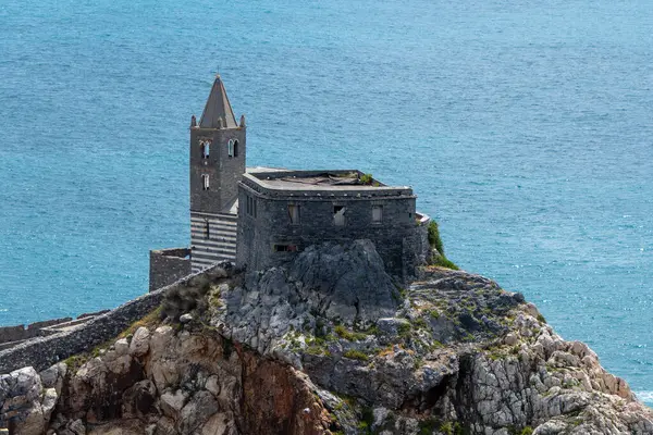Portovenere, İtalya, 30 Temmuz 2023. Aziz Pierre Kilisesi bir kayanın üzerinde