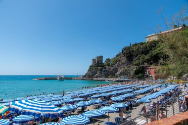 Monterosso, İtalya, 27 Temmuz 2023. Şemsiyeli ve güneşli plajlar
