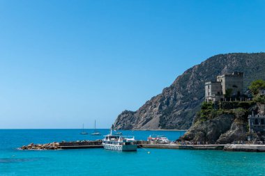 Monterosso, İtalya, 27 Temmuz 2023. Kale ve turist botu iniş sahnesi.