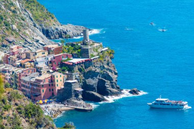 Vernazza, İtalya, 27 Temmuz 2023. Turist teknesi Vernazza limanına vardı.