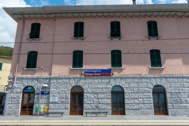 Riomaggiore, İtalya, 29 Temmuz 2023. İstasyon adı işaretli istasyon platformu