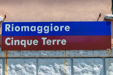 Riomaggiore, İtalya, 29 Temmuz 2023. İstasyon adı işaretli istasyon platformu