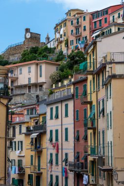Riomaggiore, İtalya, 29 Temmuz 2023. Renkli evleri olan bir cadde manzarası