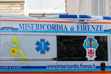 Floransa, İtalya, 25 Temmuz 2023. Merhamet ambulansı şehrin sokaklarında