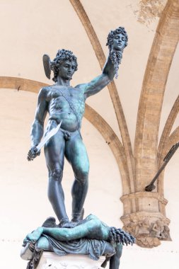 Floransa, İtalya, 25 Temmuz 2023. Benvenuto Cellini 'den Medusa' nın başını sallayan Perseus.