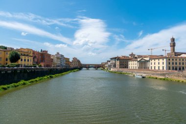 Floransa, İtalya, 25 Temmuz 2023. Ponte Vecchio bir alışveriş salonu ve yaya sokağı..