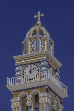 Santorini, Yunanistan, 3 Mayıs 2024. Fira 'daki Aziz John Katedrali' nin Saati