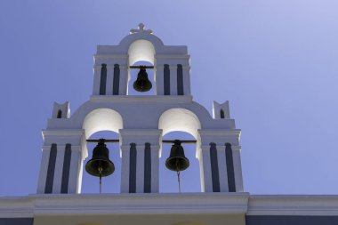Santorini, Yunanistan, 3 Mayıs 2024. Fira 'daki Kutsal Bakire Meryem' in Yükselişi Kilisesi 'nin üç çanı.