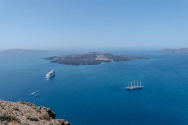 Santorini, Yunanistan, 3 Mayıs 2024. Fira 'dan volkanik adanın manzarası