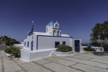 mavi bir gökyüzü altında