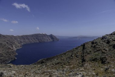 Santorini, Yunanistan, 3 Mayıs 2024. Yükseklerdeki bir köy manzaralı Caldera manzarası, Fira ve Oia arasındaki uçurum.
