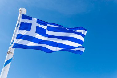 Santorini, Yunanistan, 3 Mayıs 2024. Fira ile Oia arasındaki yolda Yunan bayrağı