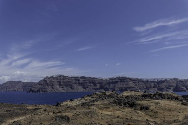 Santorini, Yunanistan, 4 Mayıs 2024. Nea Kameni volkanik adasından Oia manzarası