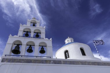 Santorini, Yunanistan, 4 Mayıs 2024. Oia, Panagia Kilisesi Akathistos İlahisi, çanlar