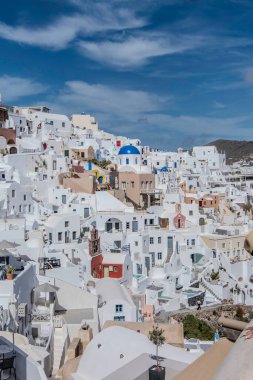 Santorini, Yunanistan, 4 Mayıs 2024. Mavi kubbeli geleneksel köy evleri