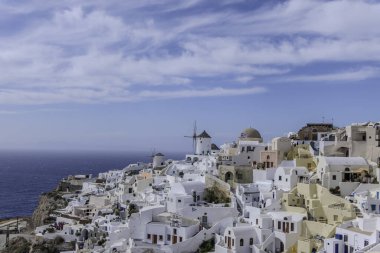 Santorini, Yunanistan, 4 Mayıs 2024. Oia, yel değirmenli köy manzarası