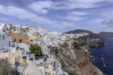 Santorini, Yunanistan, 4 Mayıs 2024. Mavi kubbeli geleneksel köy evleri